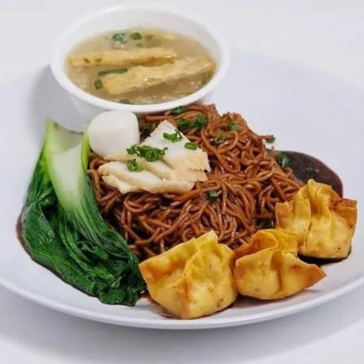 Wantan mee kicap with fried dumplings